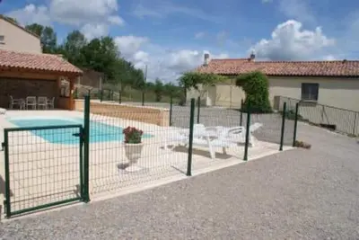 Image de gite à la campagne avec piscine privée, cuisine d'été couverte à thégra