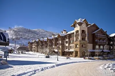 Image de Ski In / Out Condo de luxe. 8 couchages dans des lits!