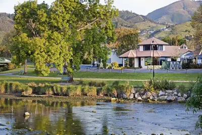 Image de Riverside Villa - In the City by the River!