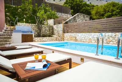 Image de Villas emblématiques, Villa Vada avec piscine privée et vue imprenable sur la montagne