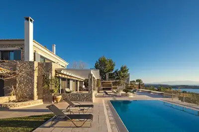 Image de Magnifique villa isolée avec piscine privée et court de tennis