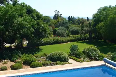 Image de Villa de grand luxe sur très grand terrain semblable à un parc, vue sur la mer