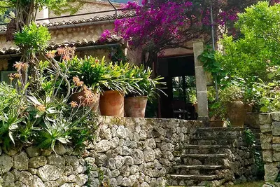 Image de Maison en pierre naturelle avec un beau jardin et une petite piscine