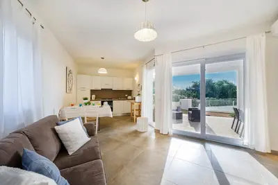 Image de appartement moderne à 5 min de la mer avec air conditionné, piscine, wi-fi
