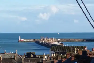 Image de Résidence balnéaire ensoleillée des années 1930 avec vue sur le port de Newlyn, près de Penzance