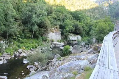 Image de passerelle de la rivière Paiva - plage de la rivière Várzea (1 km)