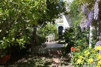 Image de Jardin appartement isolé paisible avec une magnifique vue dégagée pour voir une montagne