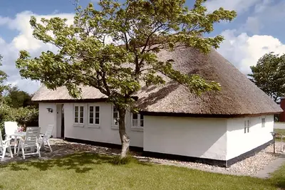 Image de Skarum, Mors. Beautiful thatchroofed holiday cottage located near the Limfjord