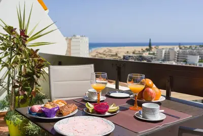 Penthouse avec vue panoramique avec balcon de 20m2 à côté de la plage
