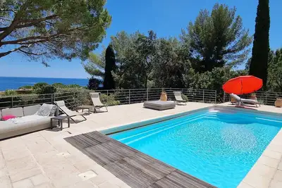 Image de Villa familiale avec piscine dans un domaine sécurisé à 100 marches de la mer