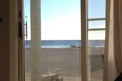 Image de 1 chambre, 1 salle de bain complète, ouverte Cuisine / salon donnant sur la plage
