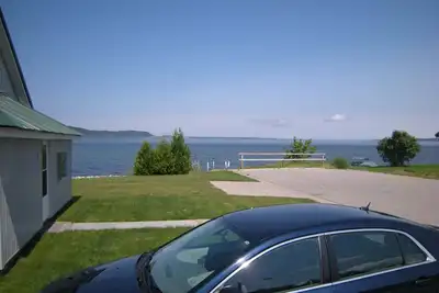 Image de Kayakers Cove surplombe la ville de Munising Bay à vélo