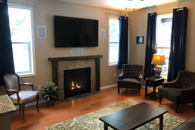 Image de Chalet au bord de la rivière dans les bois