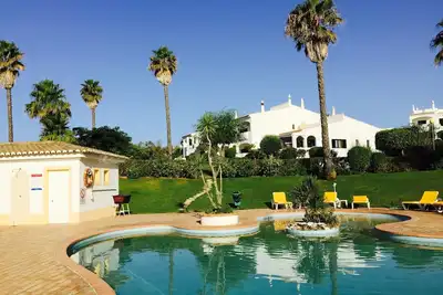 Image de Golf, piscine, plage et appartement de rez-de-chaussée de luxe Wifi Bbq | Tv laver ma