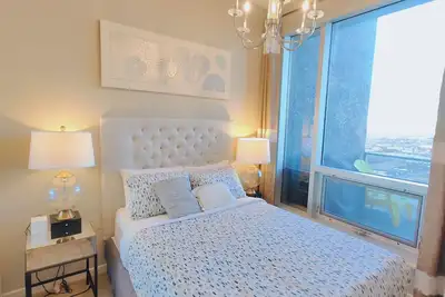 Image de Nouveau penthouse du centre-ville 1 chambre avec vue sur le déblocage par Stampede Bmo Saddle dome