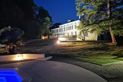 Image de Villa d'époque en pierre de caractère pouvant accueillir jusqu'à 14 personnes proche de toutes commodités avec piscine chauffée.