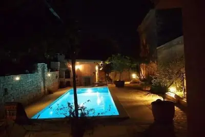 Image de Repos et détente dans une ancienne maison en pierre rénovée avec goût