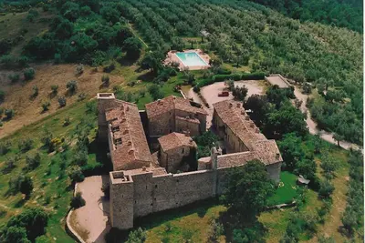 Image de Charmant appartement dans le village médiéval de Montelagello avec jardin et piscine