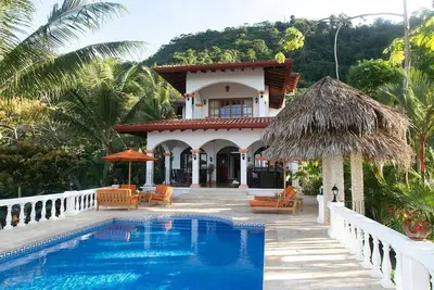 Image de Votre propre mini-complexe privé dans un grand domaine privé