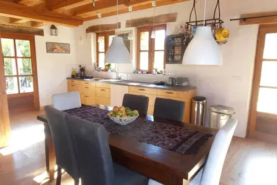 Image de Une maison périgourdine avec un beau jardin et une piscine.