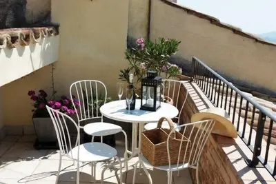 Image de Maison de ville de style dans le milieu d'un beau village perché