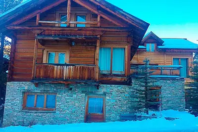 Image de Cosy 10-bed apartment in large chalet, a stone's throw from the slopes.