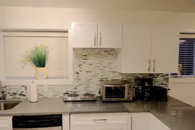 Image de Tout neuf! ! Suite d'entrée privée de 2 chambres à coucher, à 10 minutes à pied du métro et du centre-ville