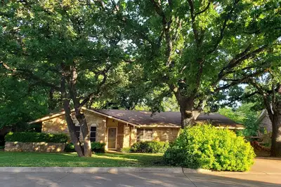 Image de Nouveau! Sports Cottage parfait pour assister à des événements sportifs à Arlington, Texas