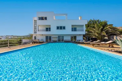 Image de Villa de luxe 5 * / grande piscine / court de tennis / vue imprenable sur la mer / concierge