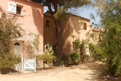 Image de mini villa avec jardin en bord de mer