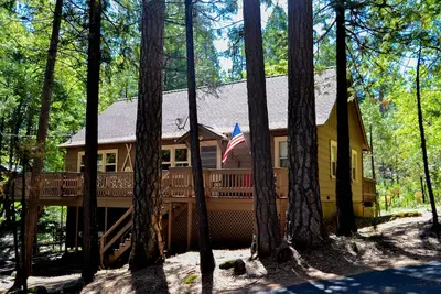 Image de The Bigfoot Lodge - cabine confortable, Clean mise à jour - 5 min. marcher en ville.