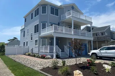 Image de Belle 5 Br / 4 Ba Beach Home W / Pool-150 yards à la plage!