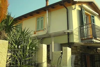 Image de Cottage parmi les oliviers avec grande terrasse, barbecue et vue spectaculaire