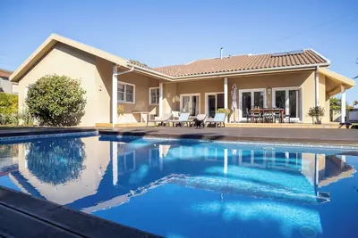 Image de villa avec piscine de luxe près de la plage
