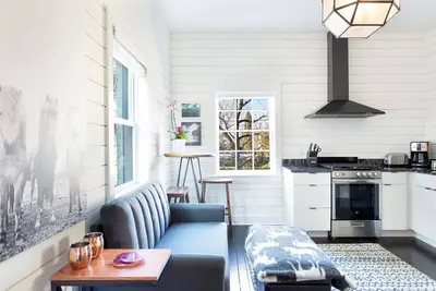 Restez avec Lucky Savannah: style ferme moderne à un pâté de maisons du parc Forsyth!