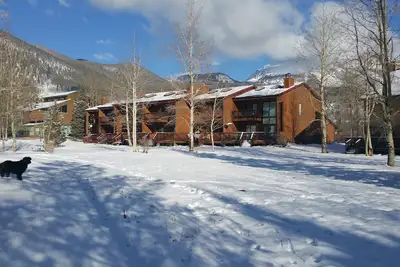 Image de Maison de ville ensoleillée, vues mtn, terrasses privées, barbecue, promenade à la brasserie et aliments entiers