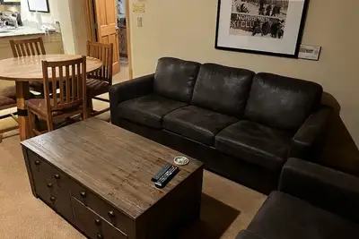 Image de River Run Village. Étapes de la télécabine, restaurants, boutiques et école de ski.