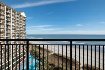 Image de Condo moderne et propre en bord de mer avec piscines tropicales, bar tiki, piscine intérieure chauffée