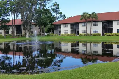 Image de Condo de luxe au bord du lac, équipements du complexe, à 10 minutes de la plage