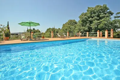 Image de Grande maison idyllique, aménagement individuel, oasis de jardin, piscine, WiFi