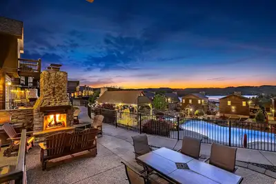 Image de Villa de luxe au bord du lac ~ Rivière paresseuse ~ Piscine ÉNORME ~ Kayaks ~ 2Mi à SDCity