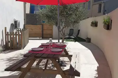 Image de t2 + cabine climatisé avec jardin 4 pers, gruissan village