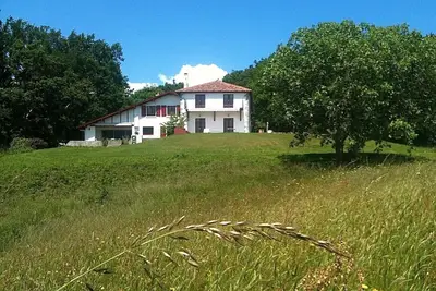 Grande ferme rénovée à Ciboure en pleine nature, proche Océan. Idéal familles!