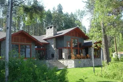 Image de La plus belle maison sur le lac Flathead - rare Août 2019 ouverture maintenant