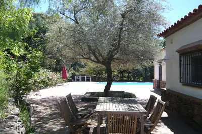 Image de Maison de vacances avec de vieux arbres