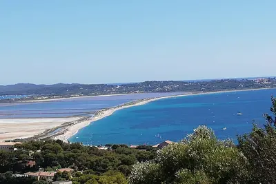 Image de Vue sur les iles d'or, quartier calme du mont des oiseaux