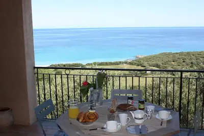 Image de haut de villa proche de la mer vue panoramique
