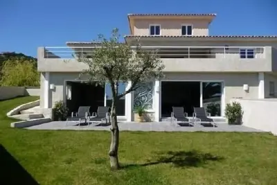 Image de Villa en bord de mer, piscine intérieure chauffée, 8 personnes, bien équipée