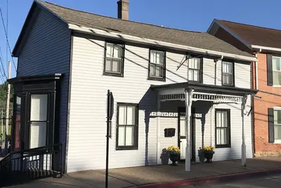 Image de The Downtown House - La maison de 1830 à quelques pas de la rue principale dans le centre-ville de Galena