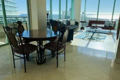 Privé, condo de luxe Ritz Residences avec vue imprenable sur l'océan, parking gratuit